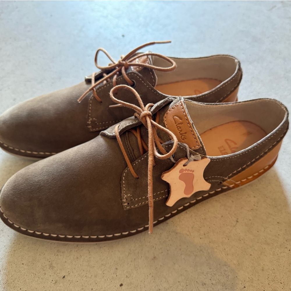 Clarks HINTON FLY Khaki Suede SIZE US 9.5M NEW